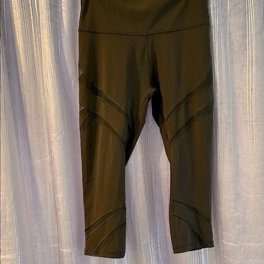 Lululemon Wunder Under Crop leggings SIZE 10